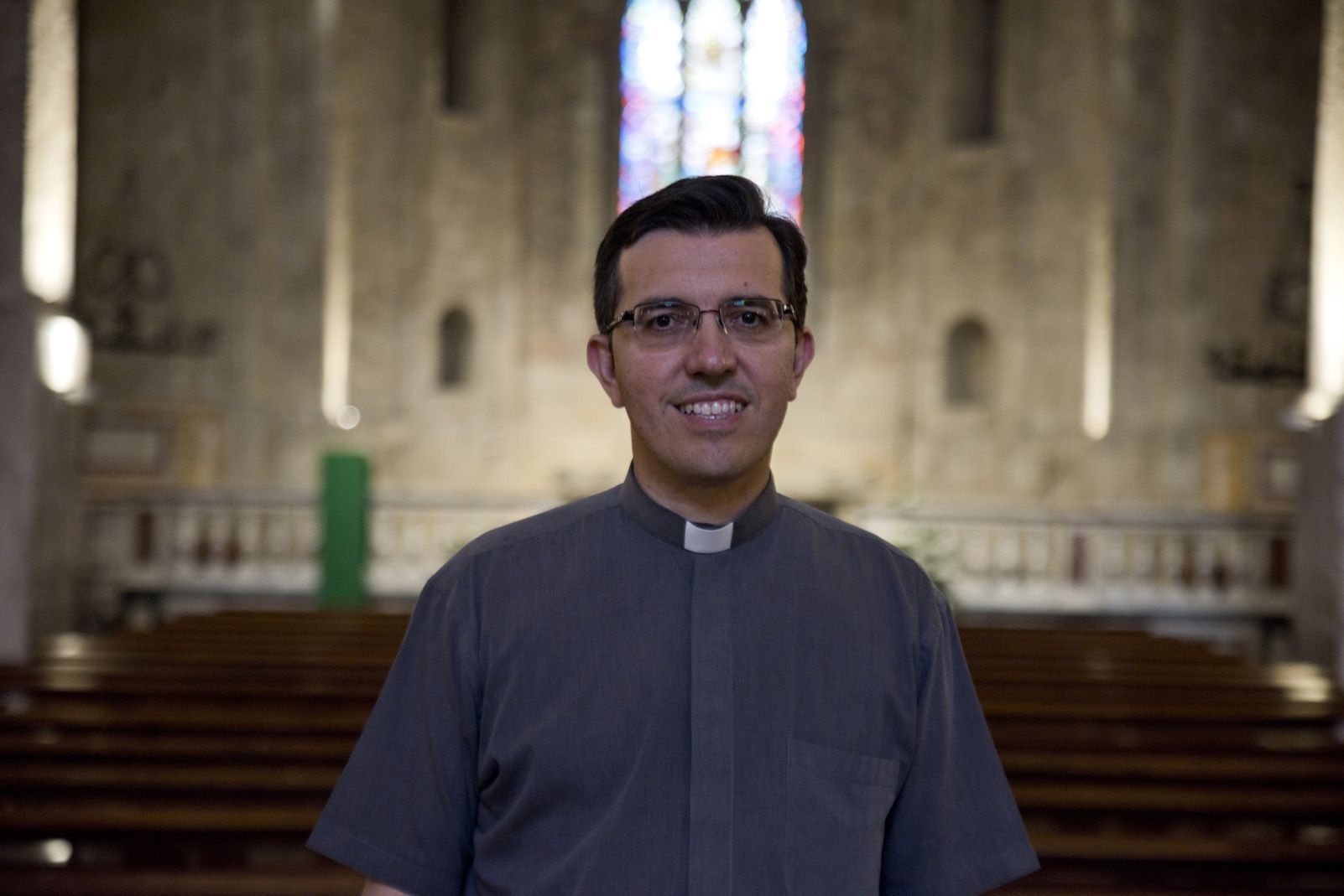 Mossèn Emili a l'església del Monestir de Sant Cugat. FOTO: Bernat Millet