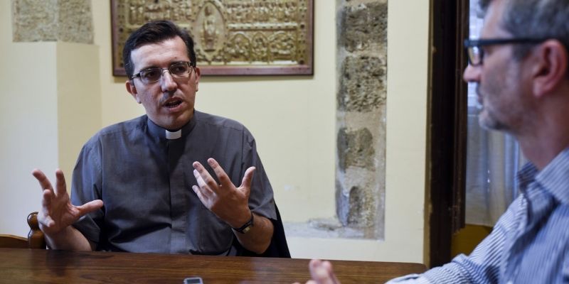 Mn. Emili durant l'entrevista realitzada al despatx parroquial de Sant Cugat. FOTO: Bernat Millet