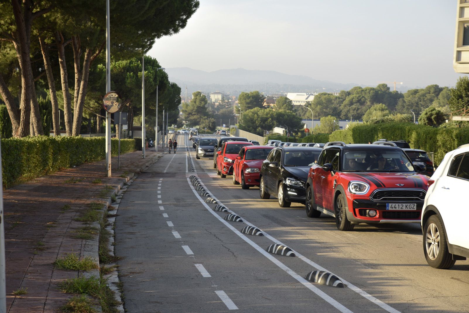 Problemes de mobilitat per als vehicles en hores punta a Can Sant Joan. FOTO: Bernat Millet
