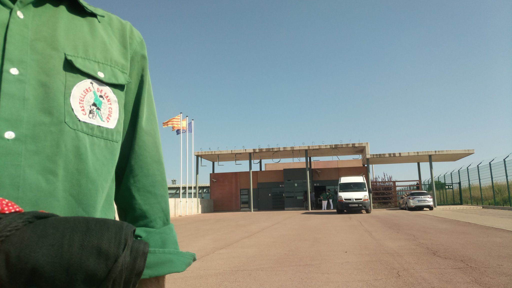 La camisa verda dels Castellers de Sant Cugat davant del centre penitenciari de Lledoners. FOTO: Castellers de Sant Cugat