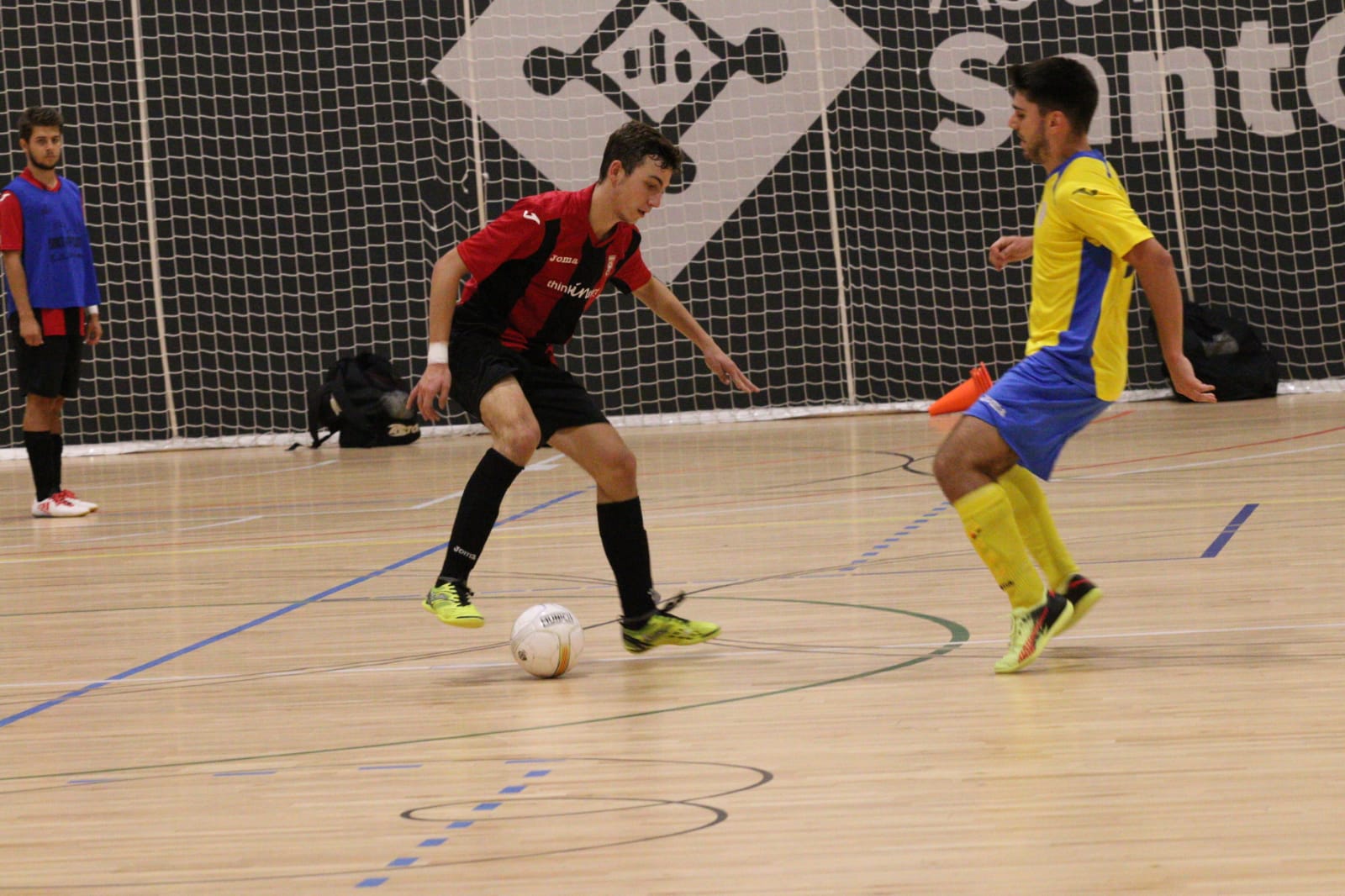 El jugador del FS Sant Cugat Josep Puig en una acció del partit contra l'AE Arrels FS. FOTO: Lali Álvarez