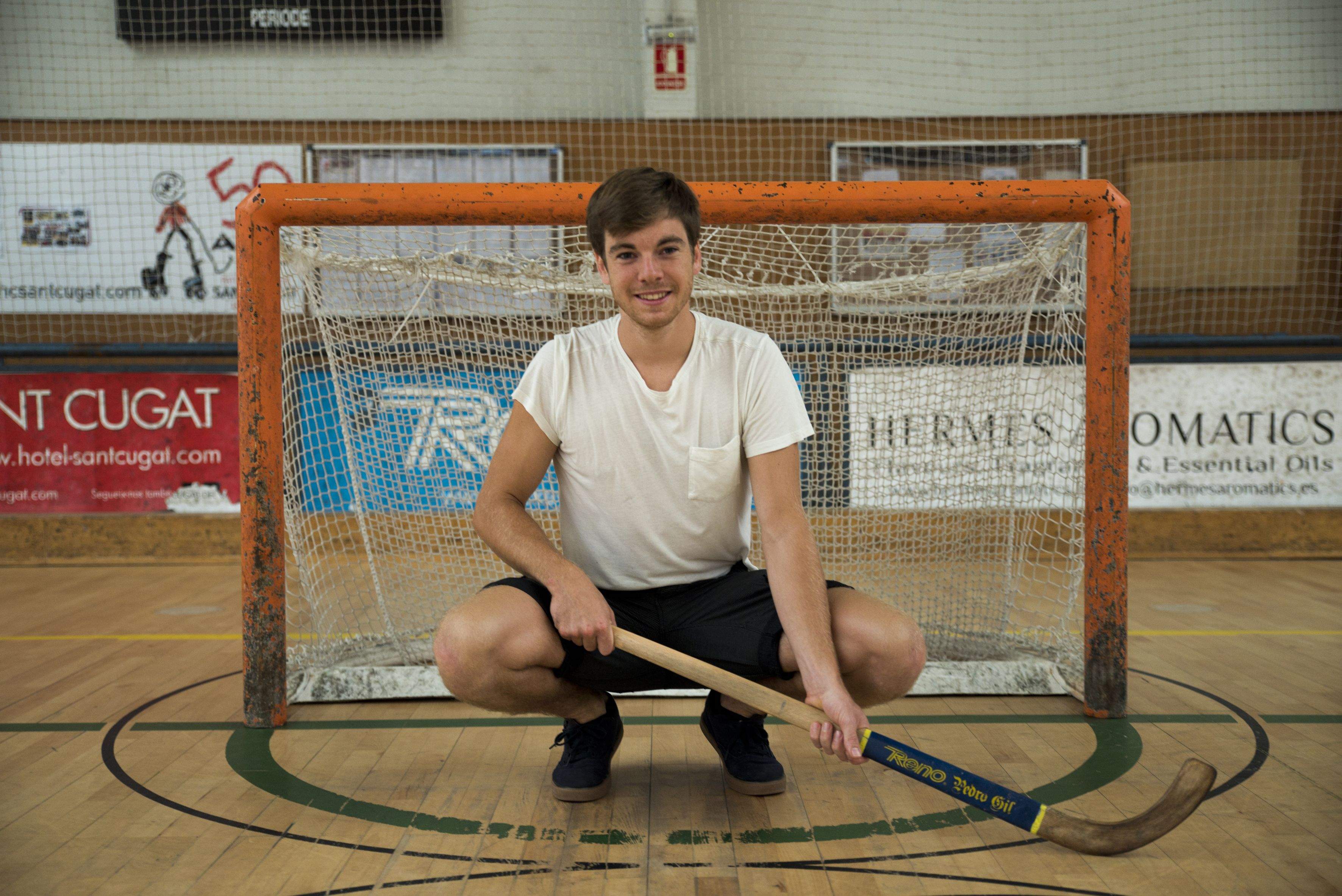 Guillem Fox Vendrell en una porteria d'hoquei sobre patins al Pavelló 2 de la ZEM Rambla del Celler. FOTO: Bernat Millet