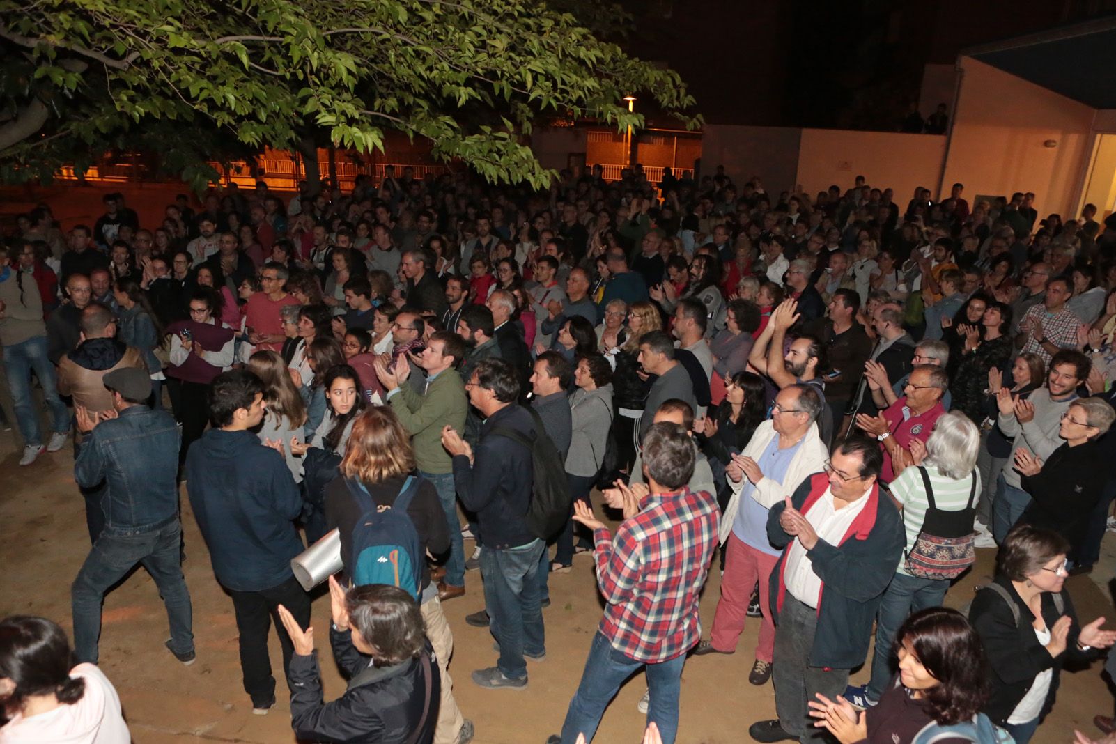 Gent de matianda a les escoles. Foto: Artur Rivera