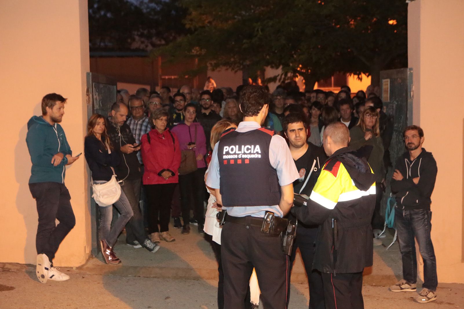 Gent de matianda a les escoles. Foto: Artur Rivera