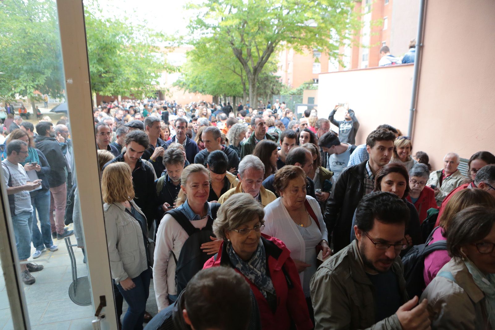 Gent entrant a votar a les escoles. Foto: Artur Rivera