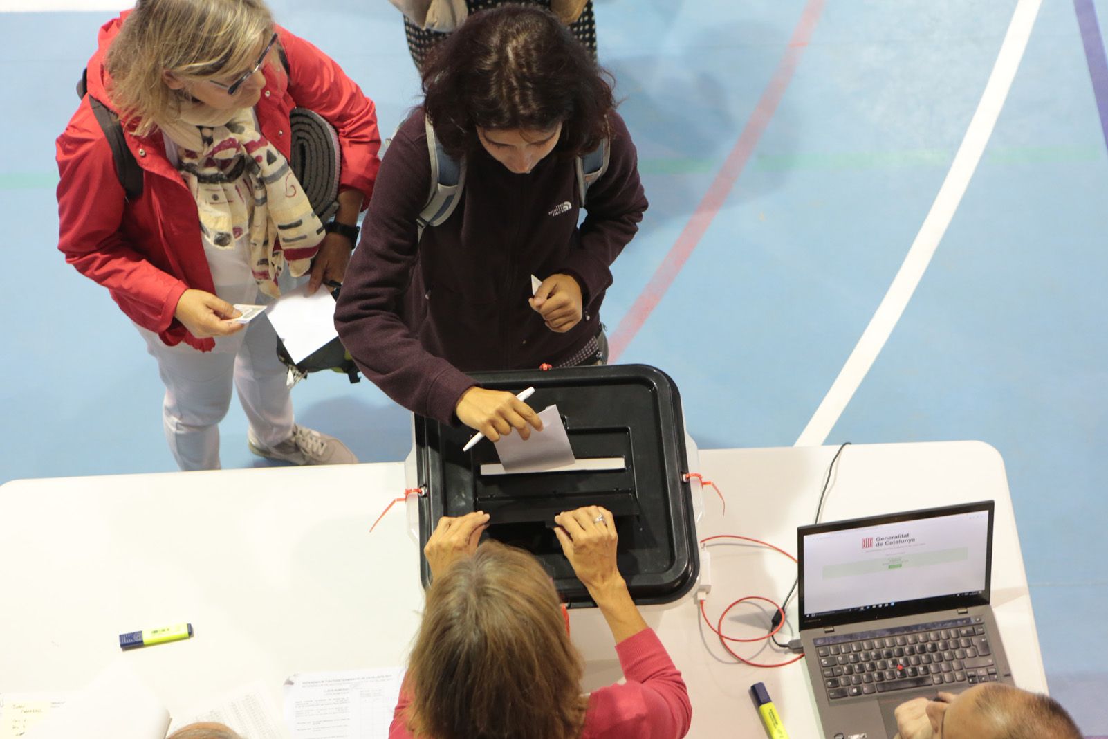 Gent votant a les escoles. Foto: Artur Rivera