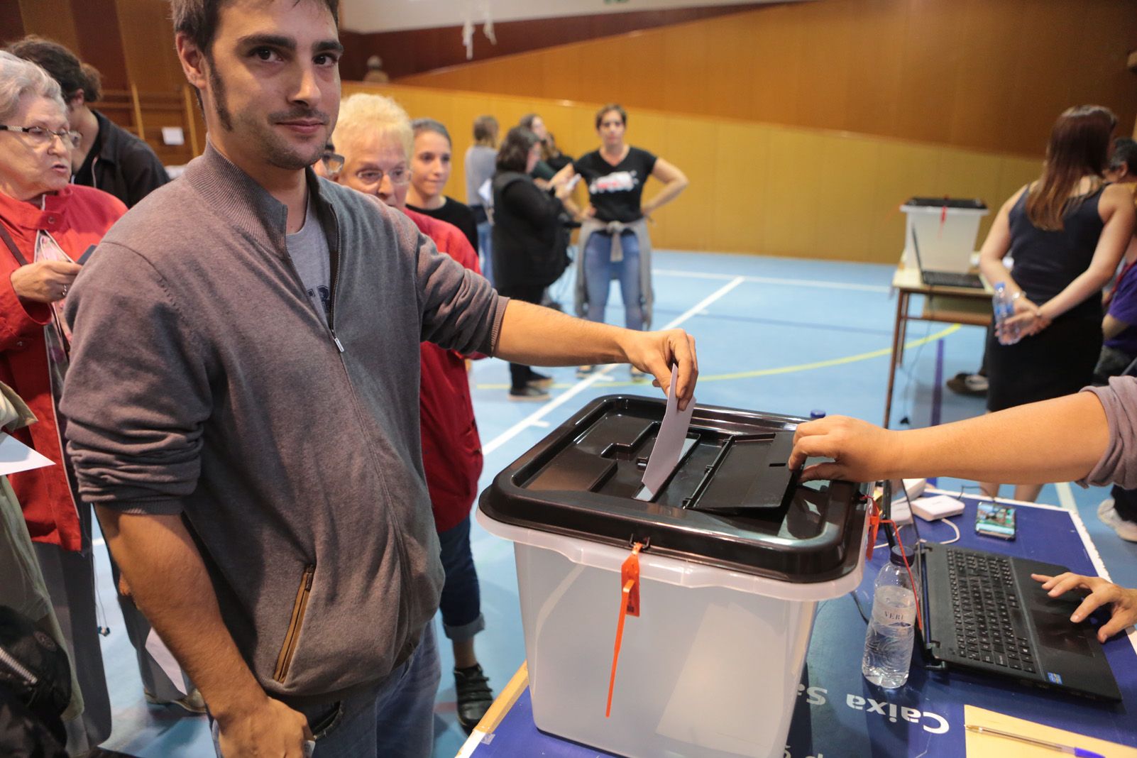 Gent votant a les escoles. Foto: Artur Rivera