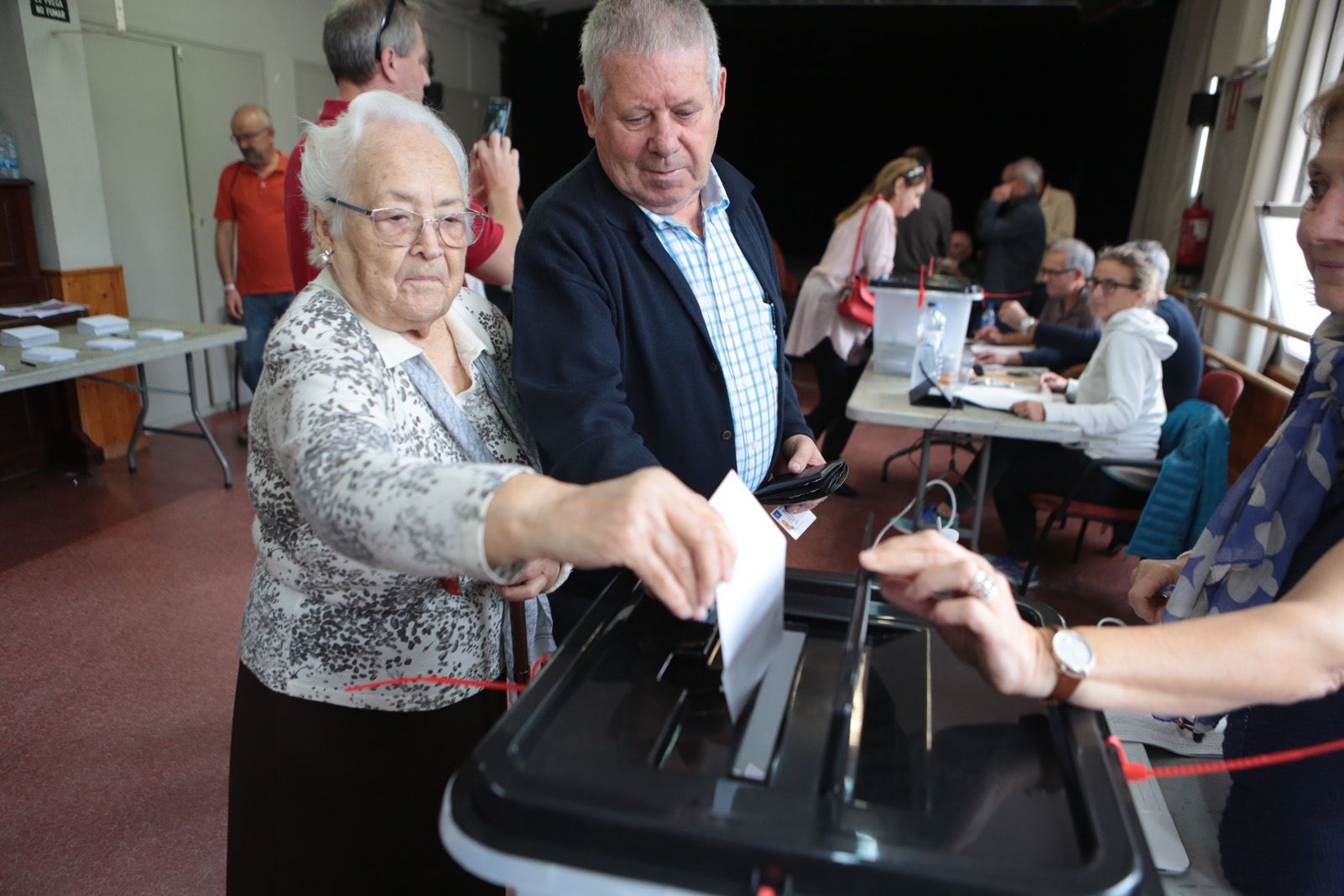Gent votant a les escoles. Foto: Artur Rivera