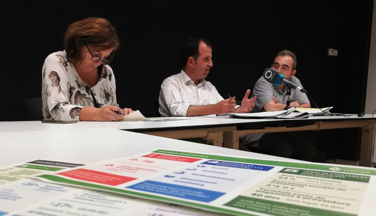 Carme Oliver, gerent de l'Ajuntament de Sant Cugat; Carles Brugarolas, regidor d'Economia; i Gustau Folch, director de l'Àmbit d'Economia FOTO: Ajuntament Sant Cugat