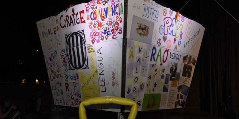 Urna gegant en homenatge als quals van fer possible l'1 d'octubre. FOTO: Bernat Millet