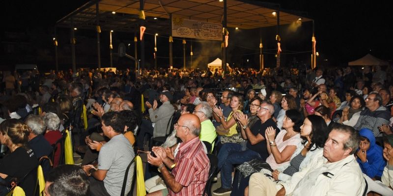 El parc de Ramon Barnils s'ha omplert de gom a gom. FOTO: Bernat Millet