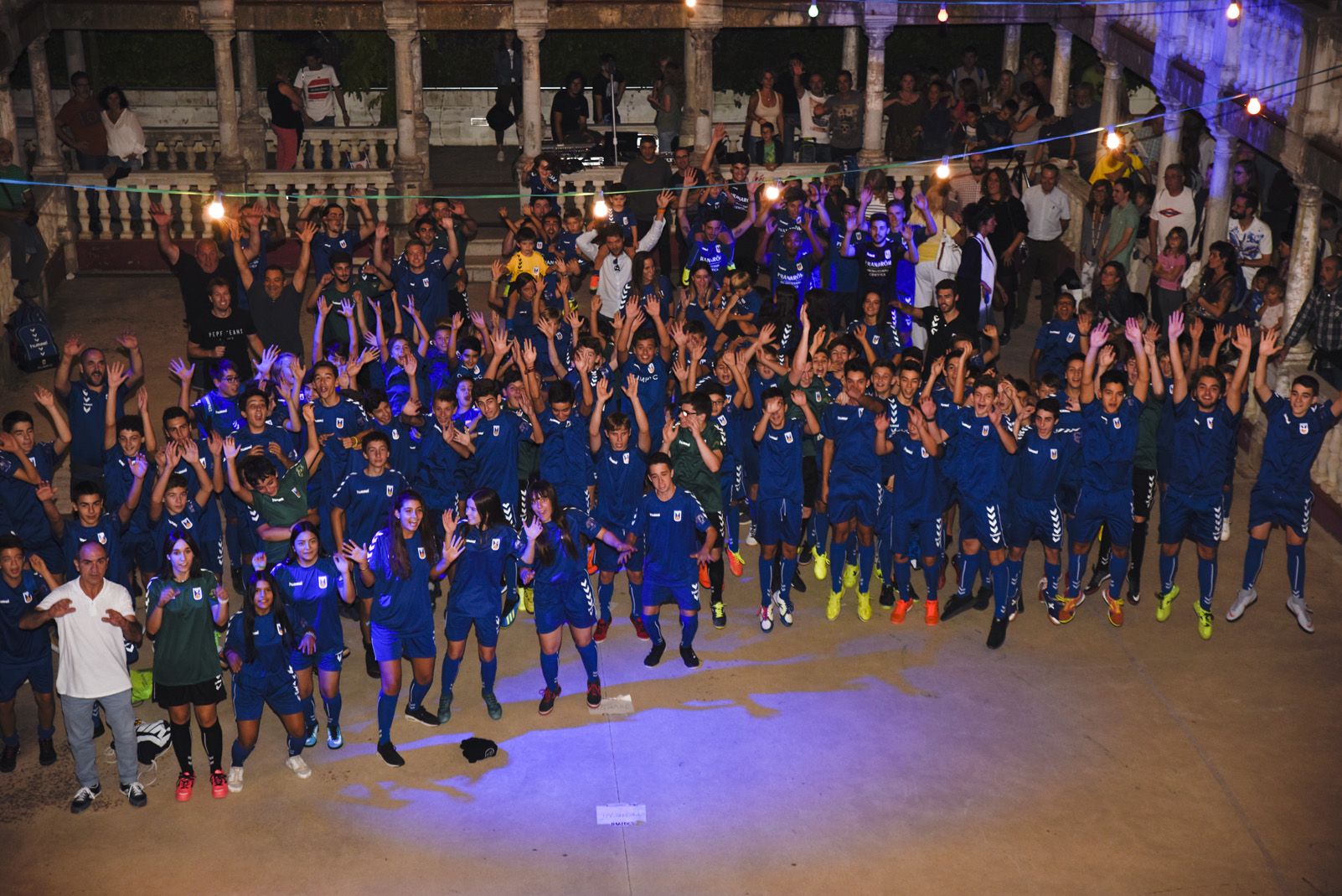 Els 14 equips de l'Olimpyc Floresta Futbol Sala en la presentació del 2018/2019. FOTO: Bernat Millet