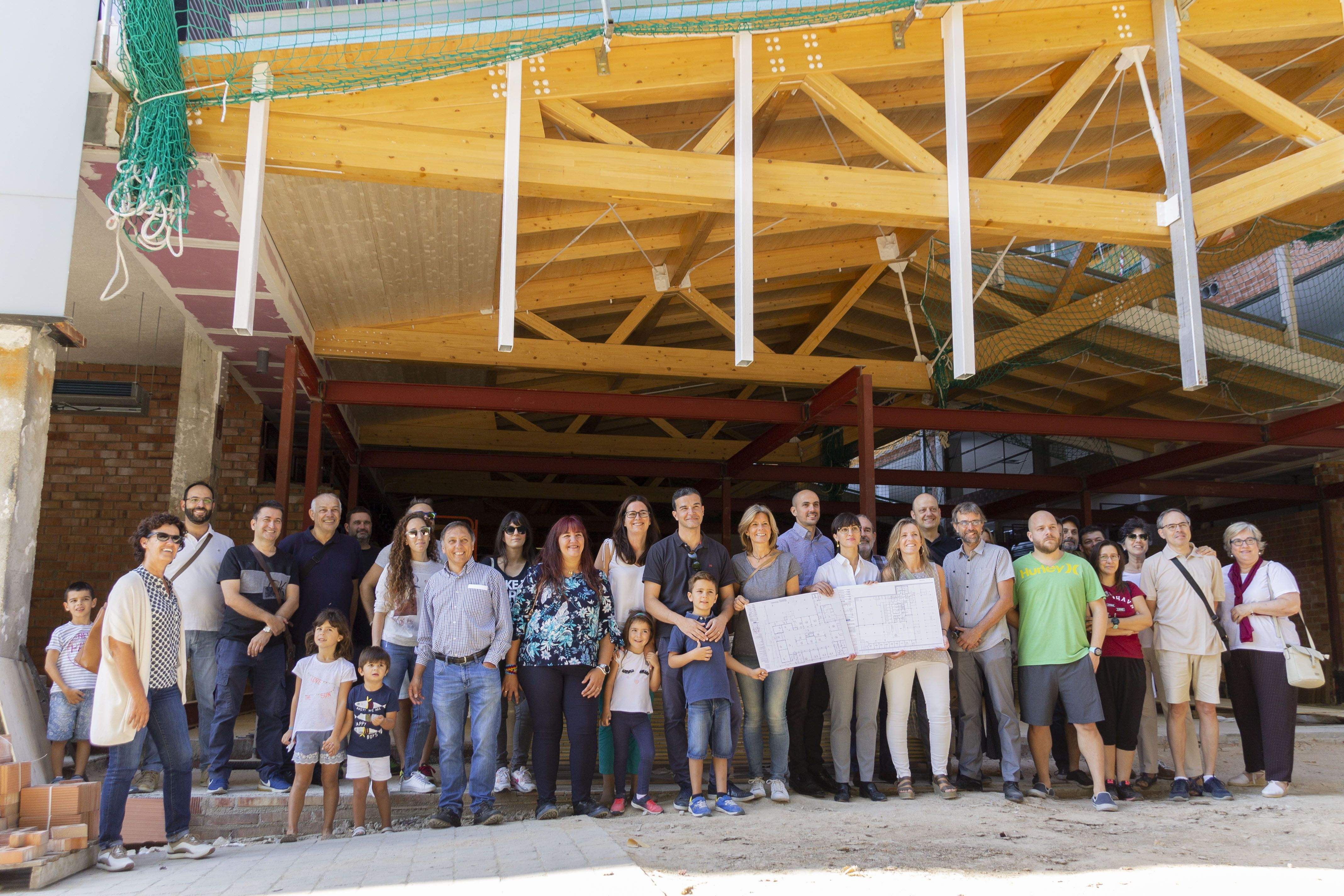 L'Ajuntament de Sant Cugat ha fet una visita amb els veïns al futur mercat de Volpelleres FOTO: Paula Galván