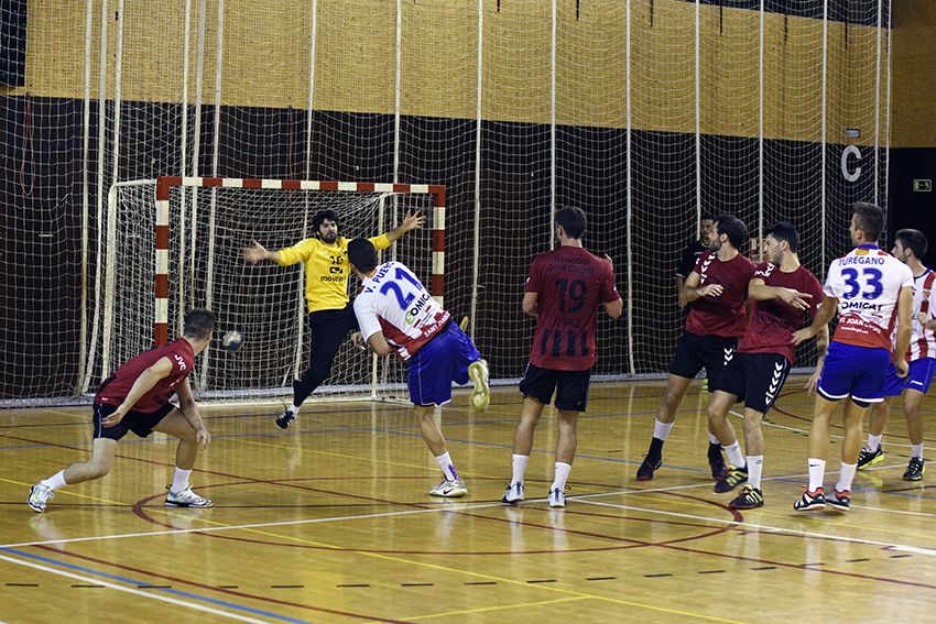 Partit de lliga de Handbol. CH Sant Cugat-H - Sant Joan Despí. Foto: Bernat Millet.