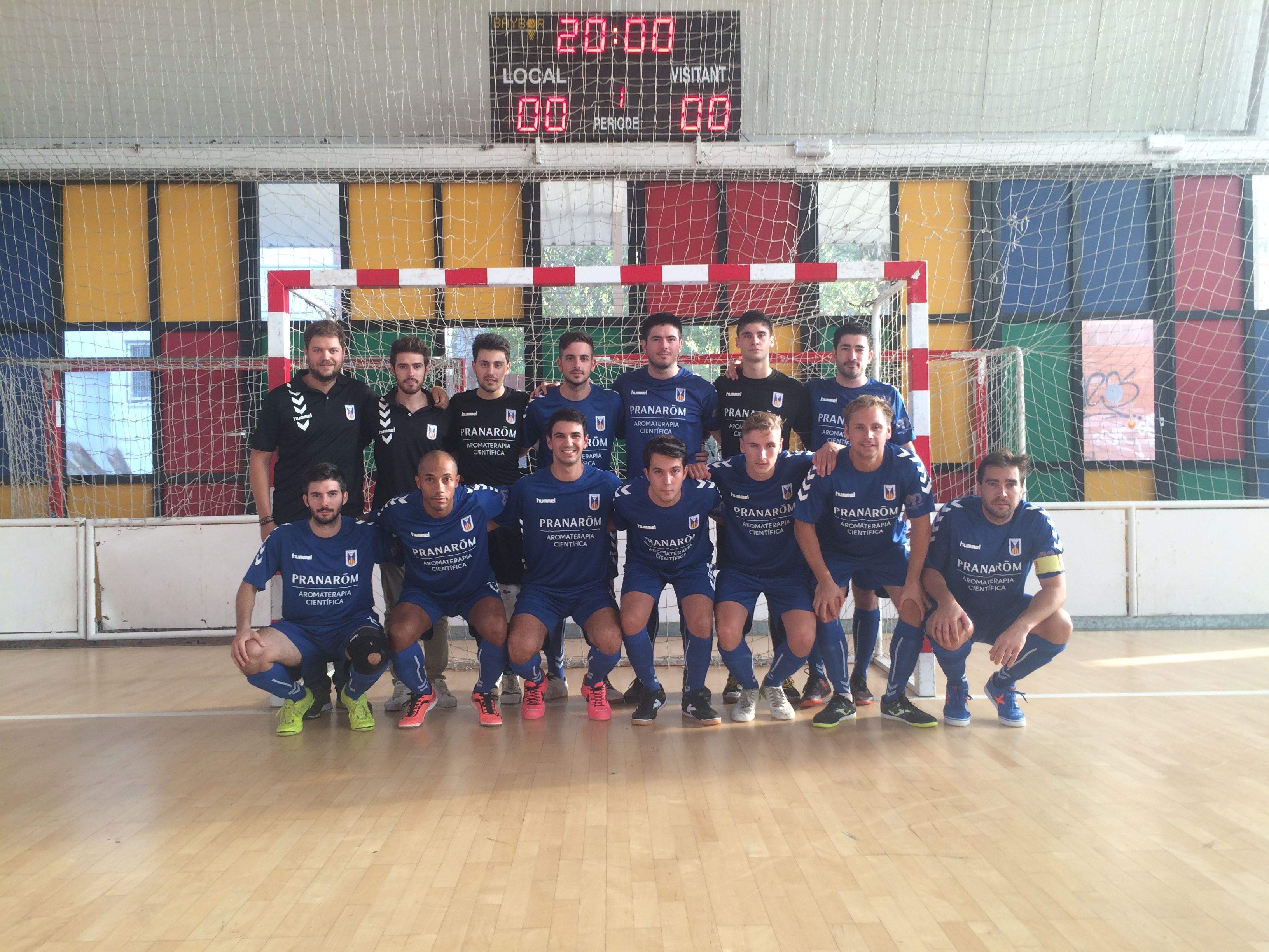 El primer equip de l'Olimpyc Floresta Futbol Sala abans de començar el partit amb el FSC Gràcia. FOTO: Àlex López Puig