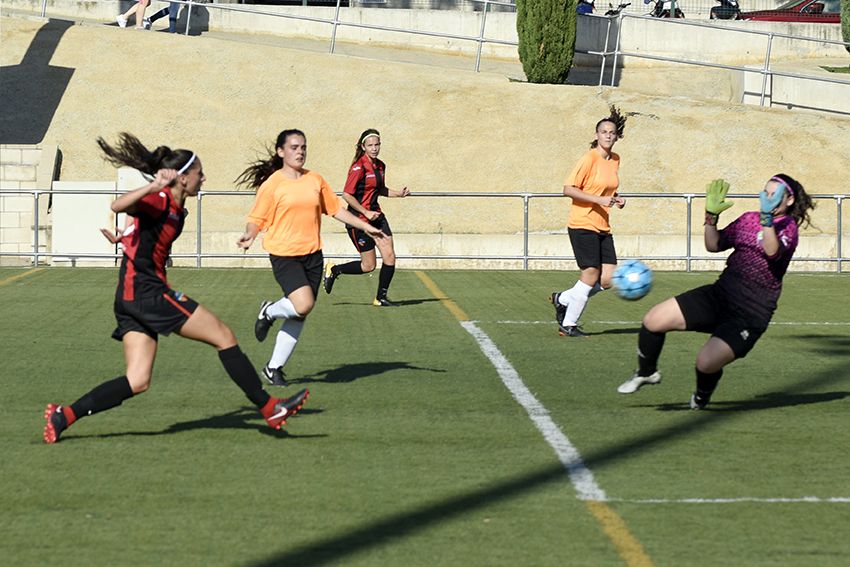 Partit de lliga de futbol femenÍ. Sant Cugat FC - CE Pontenc. Foto: Bernat Millet.
