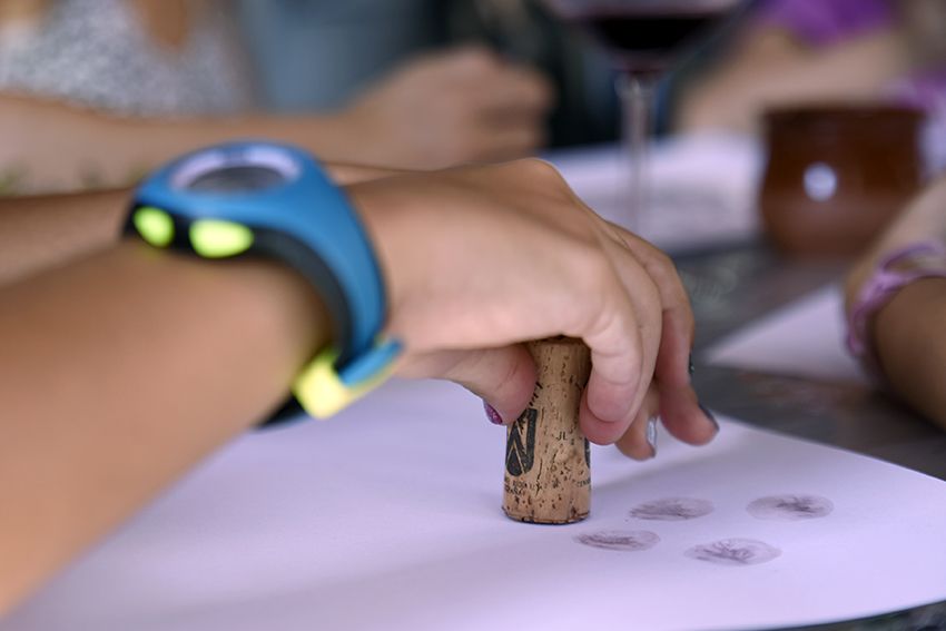 Pintem amb vi. Foto: Bernat Millet.