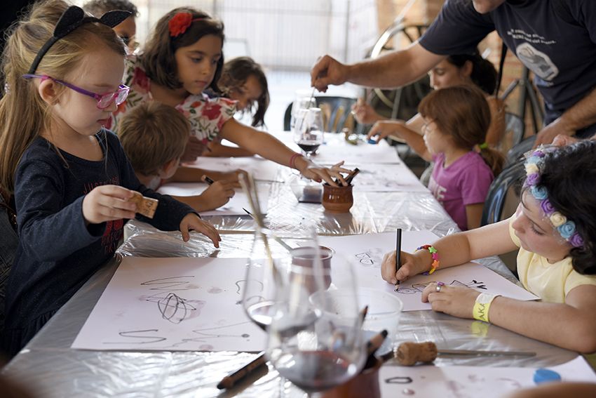 Pintem amb vi. Foto: Bernat Millet.