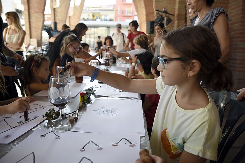 Pintem amb vi. Foto: Bernat Millet.