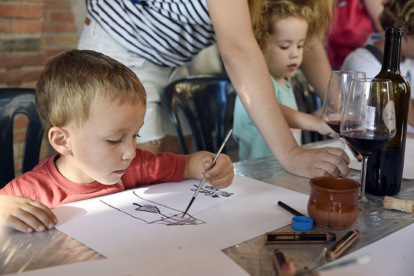 Pintem amb vi. Foto: Bernat Millet.