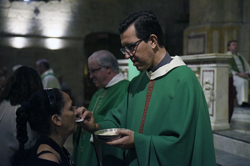Missa a càrrec de Mossèn Emili parròquia de Sant Pere d'Octavià. Foto: Bernat Millet.