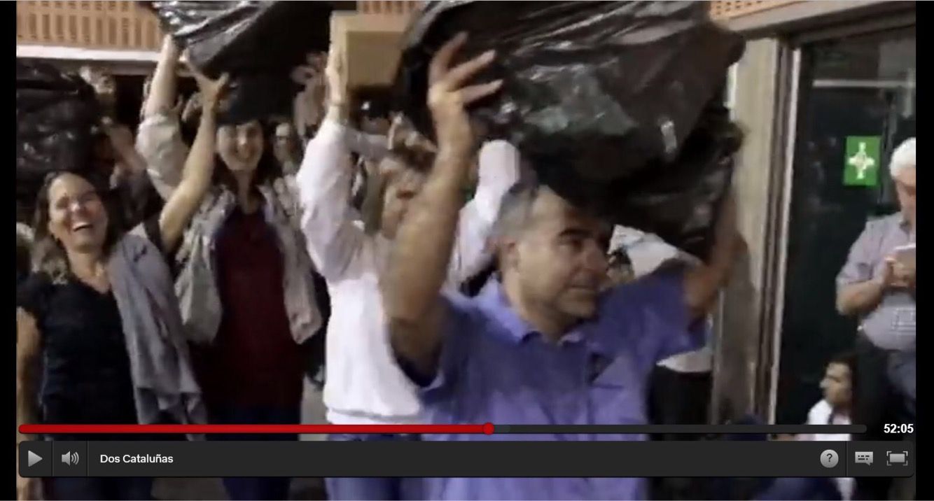 Imatge del documental de Netflix amb l'arribada de les urnes a Sant Cugat FOTO: Netflix