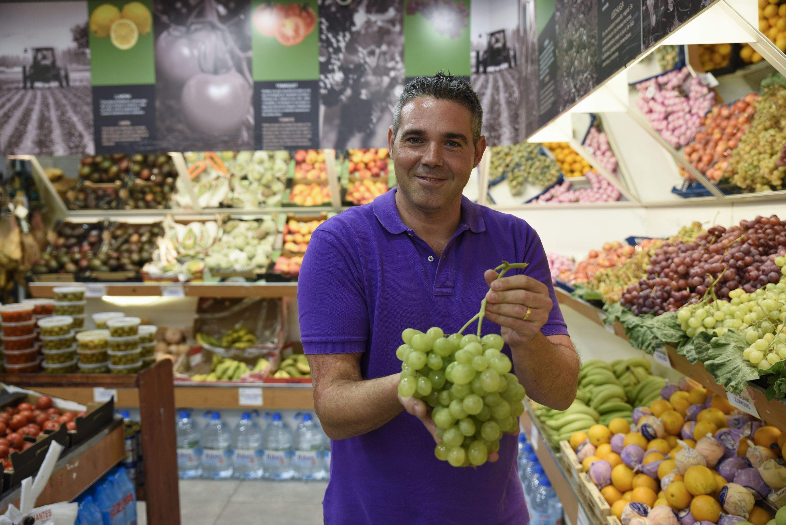 Juan Manuel Morales a la seva fruiteria de Sant Cugat FOTO: Bernat Millet