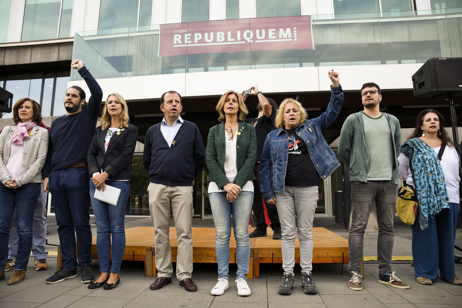 Carmela Fortuny acompanyada de representants de tots els grups municipals excepte Cs, PP i PSC. FOTO: Bernat Millet