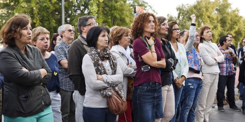 Un centenar de persones s'han concentrat daban de l'AJuntament. FOTO: Bernat Millet