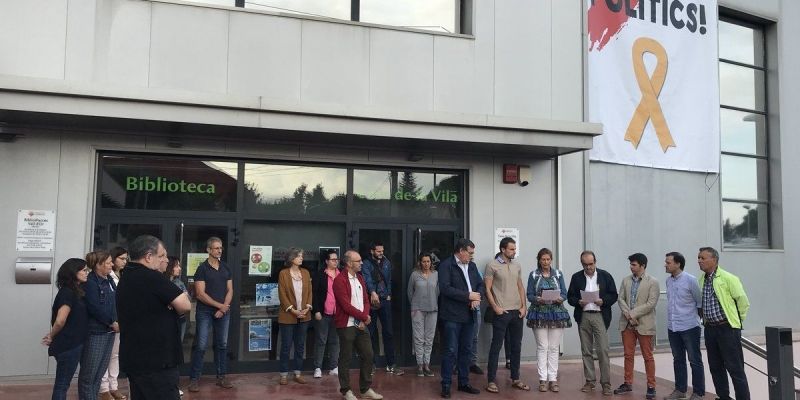 Concentració davant la seu de l'EMD de Valldoreix. FOTO: Cedida