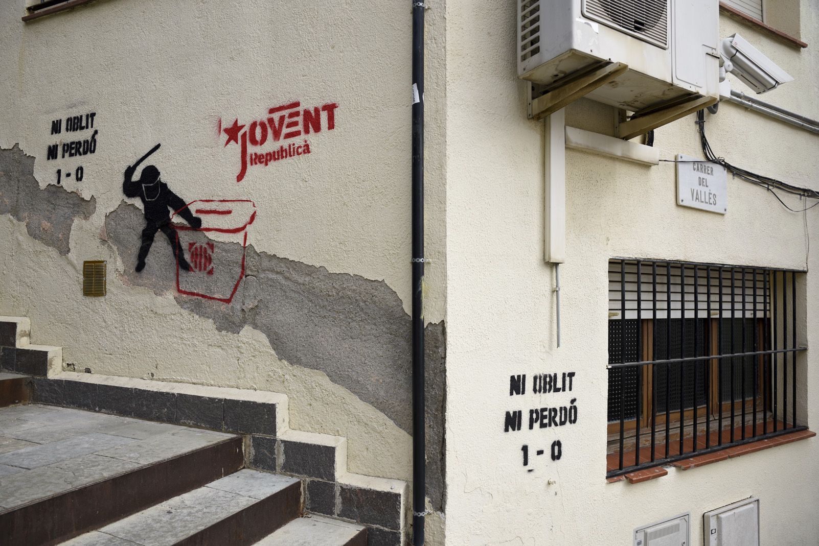 Pintades a la Policia Nacional de Sant Cugat FOTO: Bernat Millet