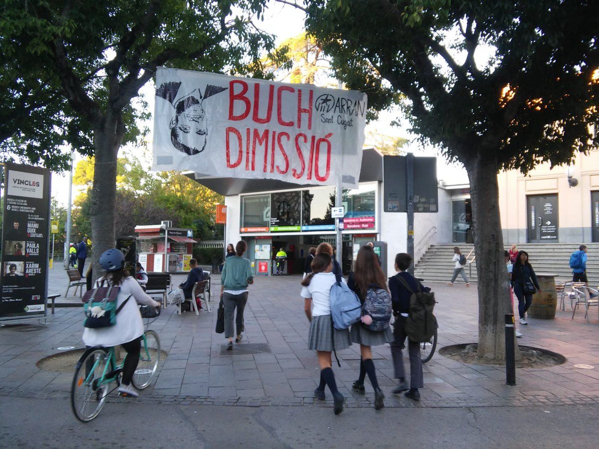 Pancarta d'Arran a la plaça de l'estació de Sant Cugat FOTO: Arran Sant Cugat