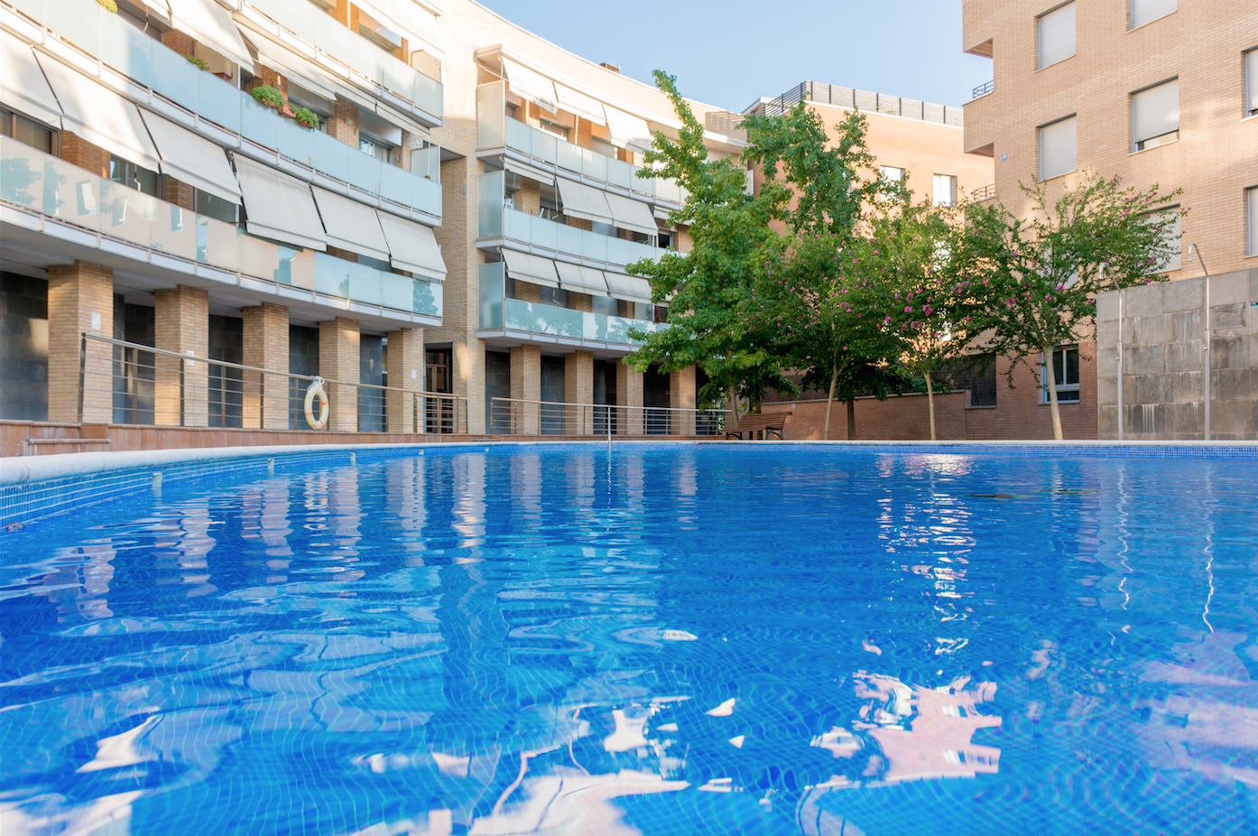 El pis compta amb una impressionant piscina FOTO: Cedida