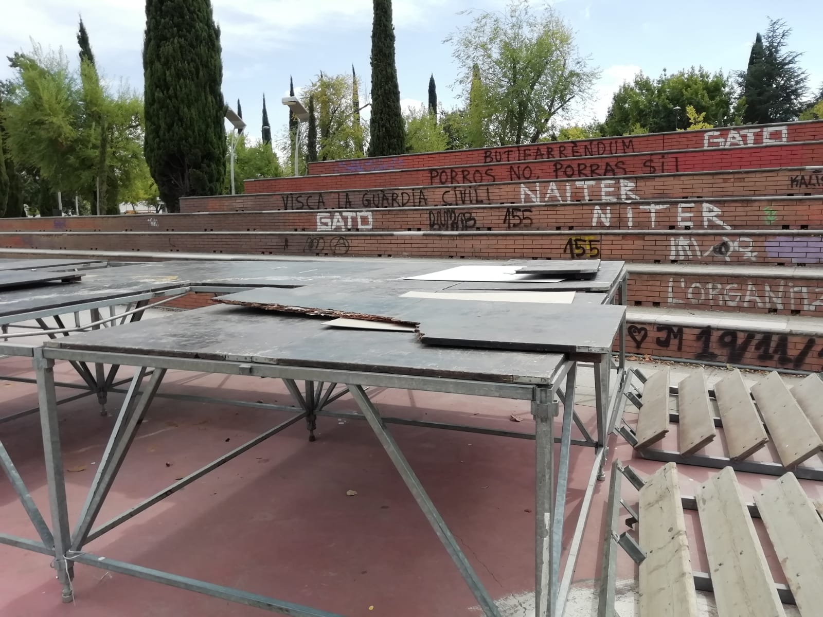 AIxí va aparèixer la tarima FOTO: Cedida 