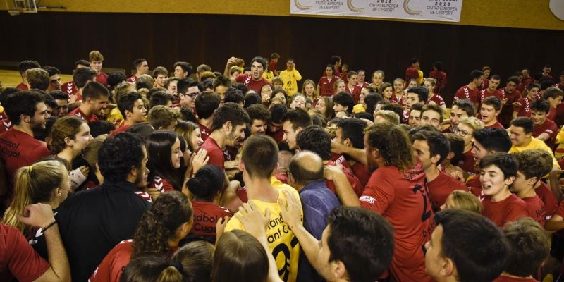 El Club Handbol Sant Cugat fent pinya. FOTO: Bernat Millet El Club Handbol Sant Cugat fent pinya. FOTO: Bernat Millet