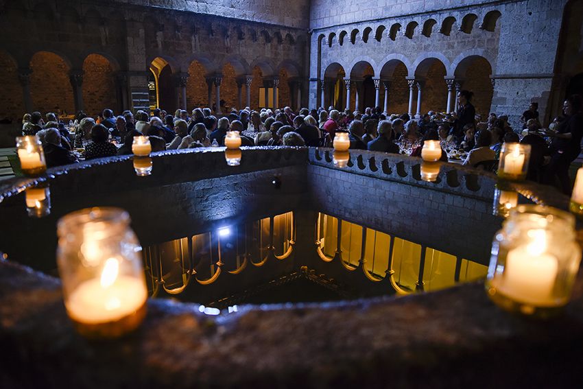 Sopar Solidari d'Oncolliga al Claustre del Monestir. Foto: Bernat Millet.