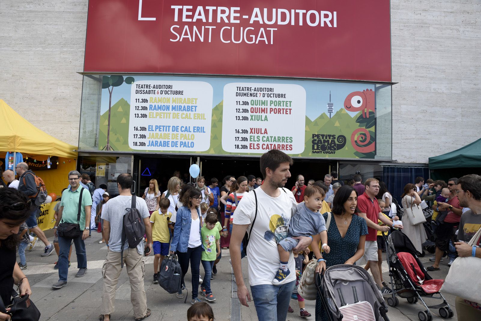A l'exterior del Festival Petits Camaleons. Foto: Bernat Millet.