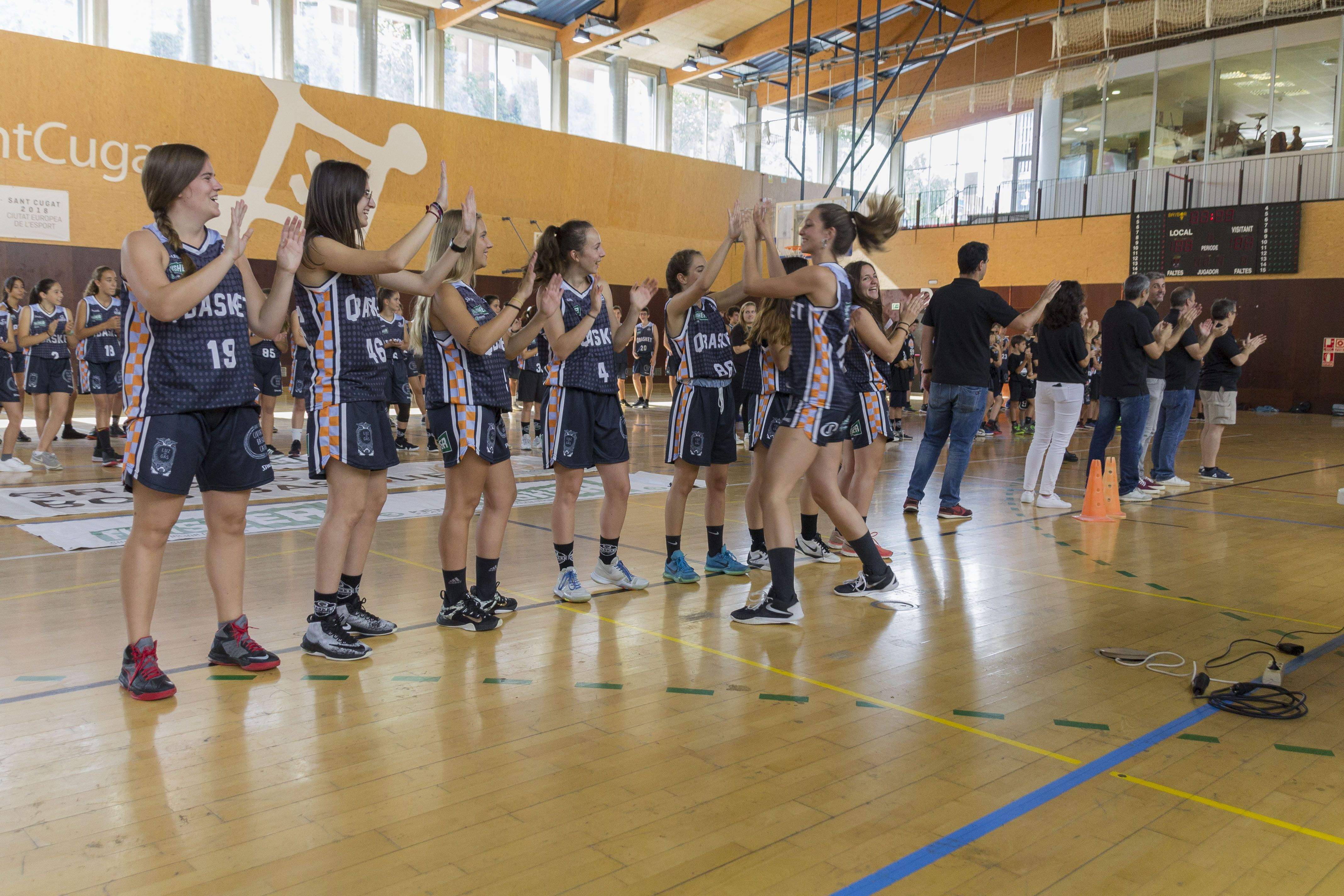 Un dels equips femenins del Qbasket en la presentació dels equips. FOTO: Paula Galvan
