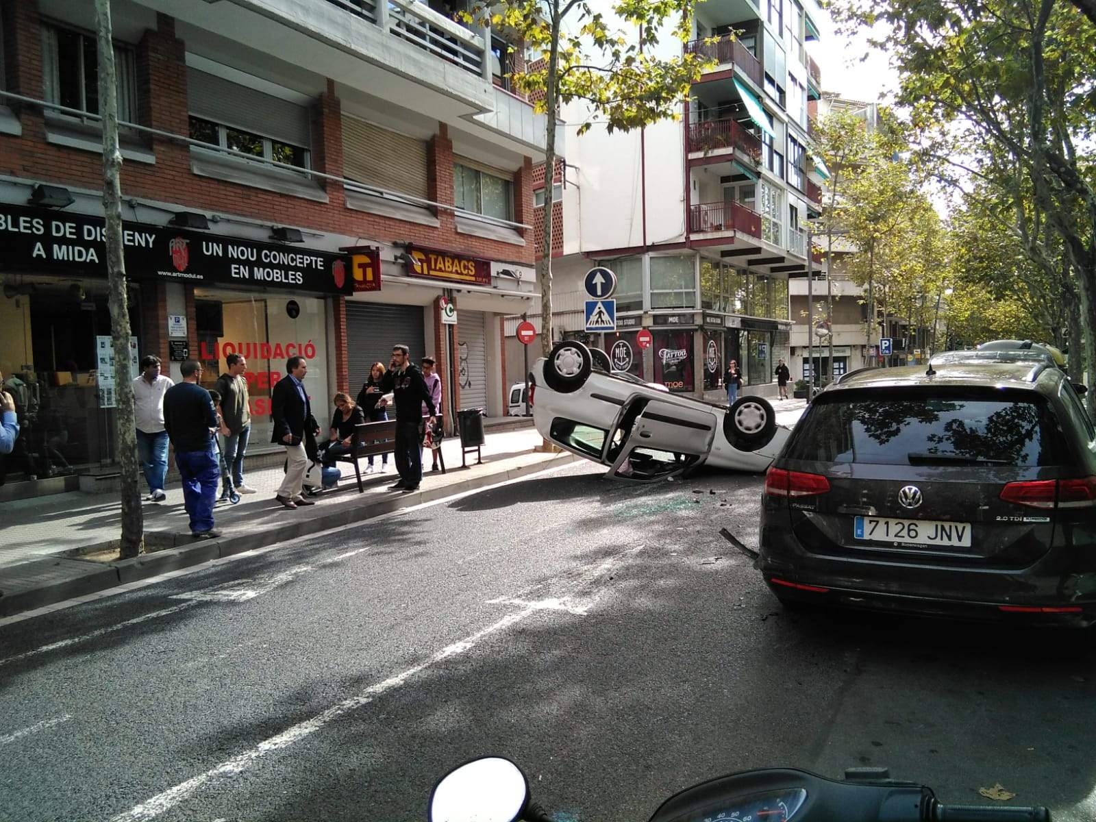 El cotxe ha quedat cap per avall. FOTO: Cedida