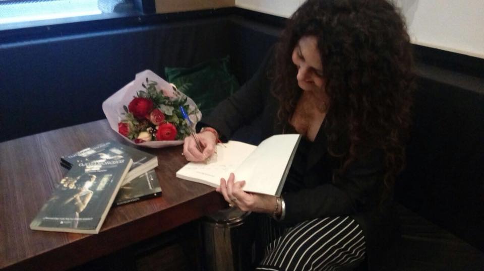 Papaleo signant un exemplar del llibre