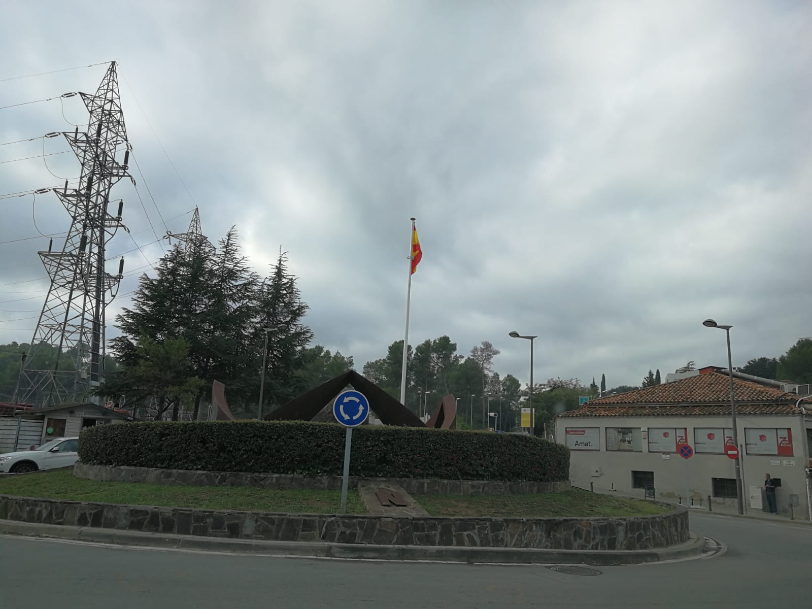 Uns desconeguts han penjat una bandera espanyola a la plaça Can Cadena de Valldoreix. FOTO: Cedida