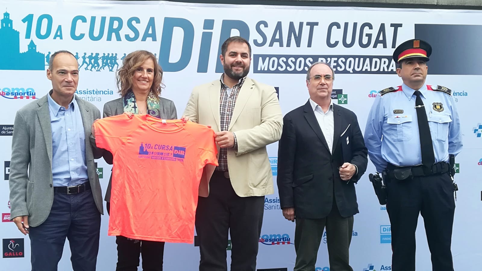 En acabar l'acte, s'ha presentat la samarreta de la cursa. FOTO: Samuel Martínez