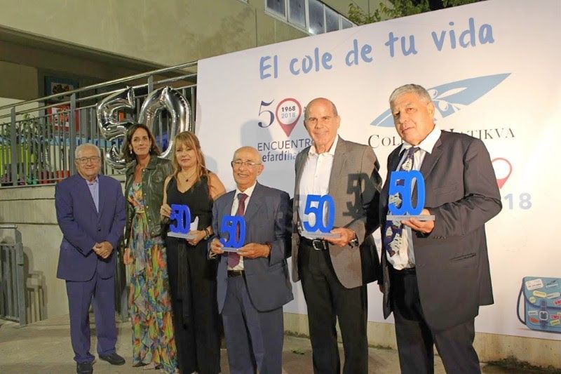 D'esquerra a dreta, el president de la CIB, Pepito Levy, la exresponsable de l'escola Valerie Salenave, l'actual directora del centre Yael Klein, director fundador Samuel Salama i els exdirectors Yosi Erlich i Avital Livneh FOTO: Cedida