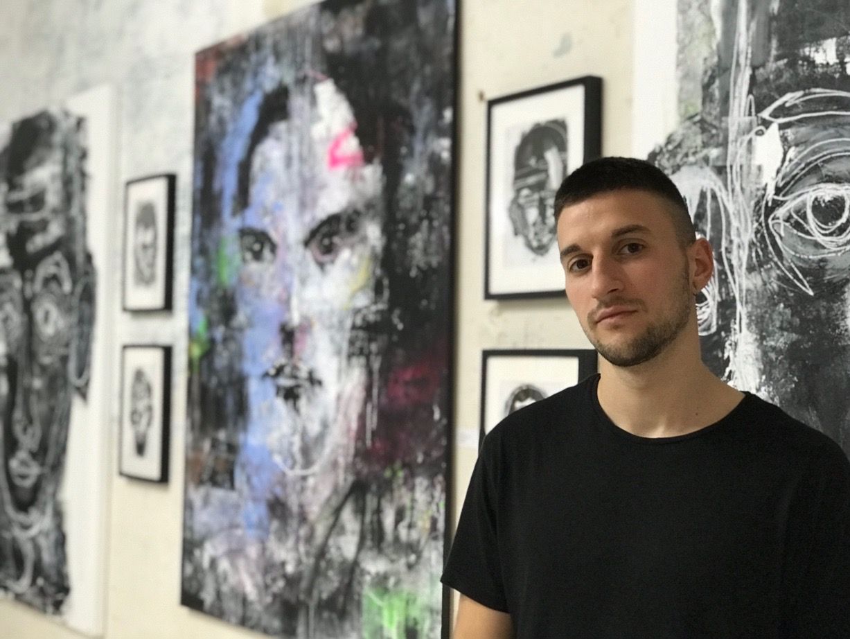 Sergi Muñoz amb les seves obres a la Filippo Ioco Studio & Gallery. FOTO: Cedida