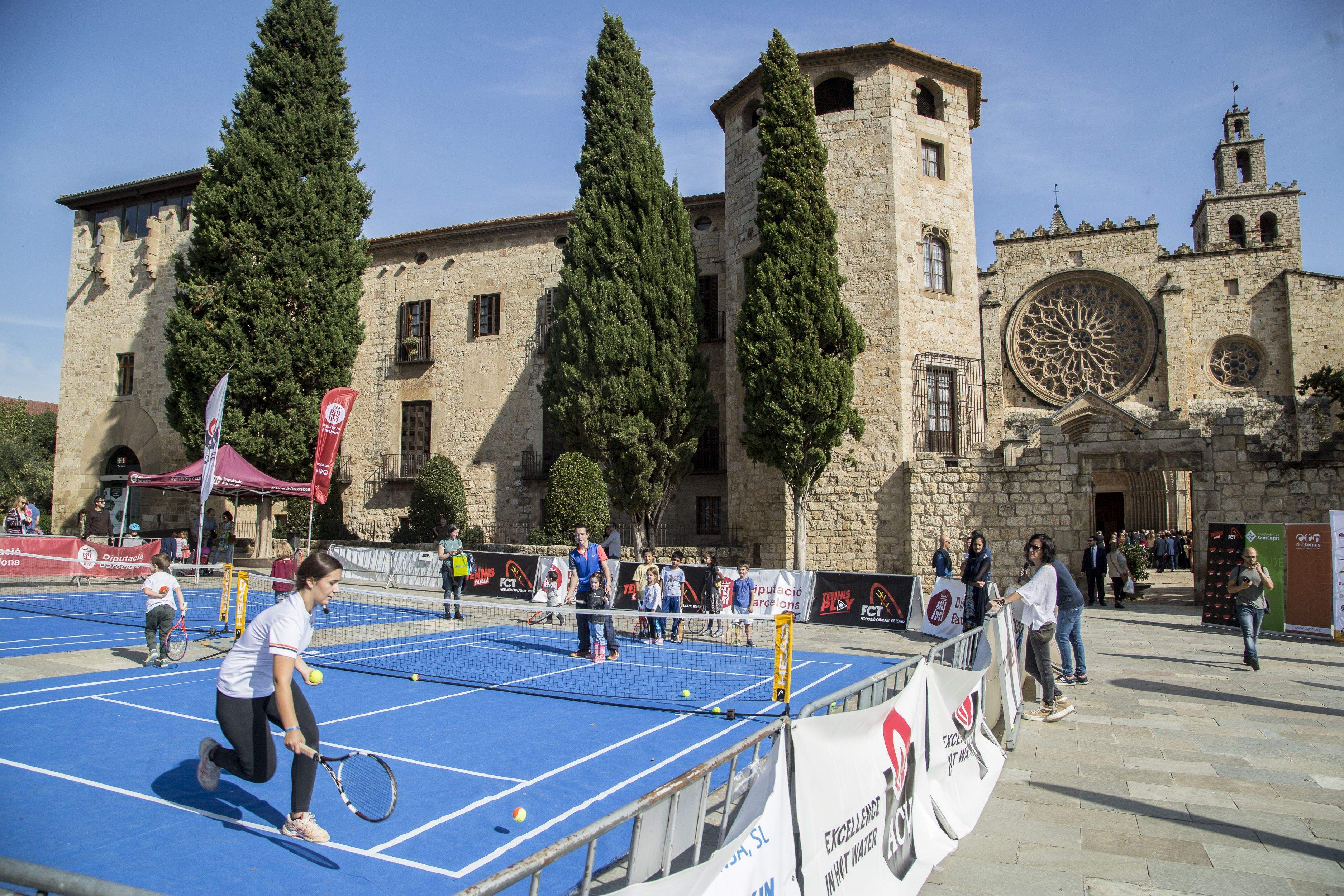 Activitat de tennis al carrer. FOTO: Ángel Bravo