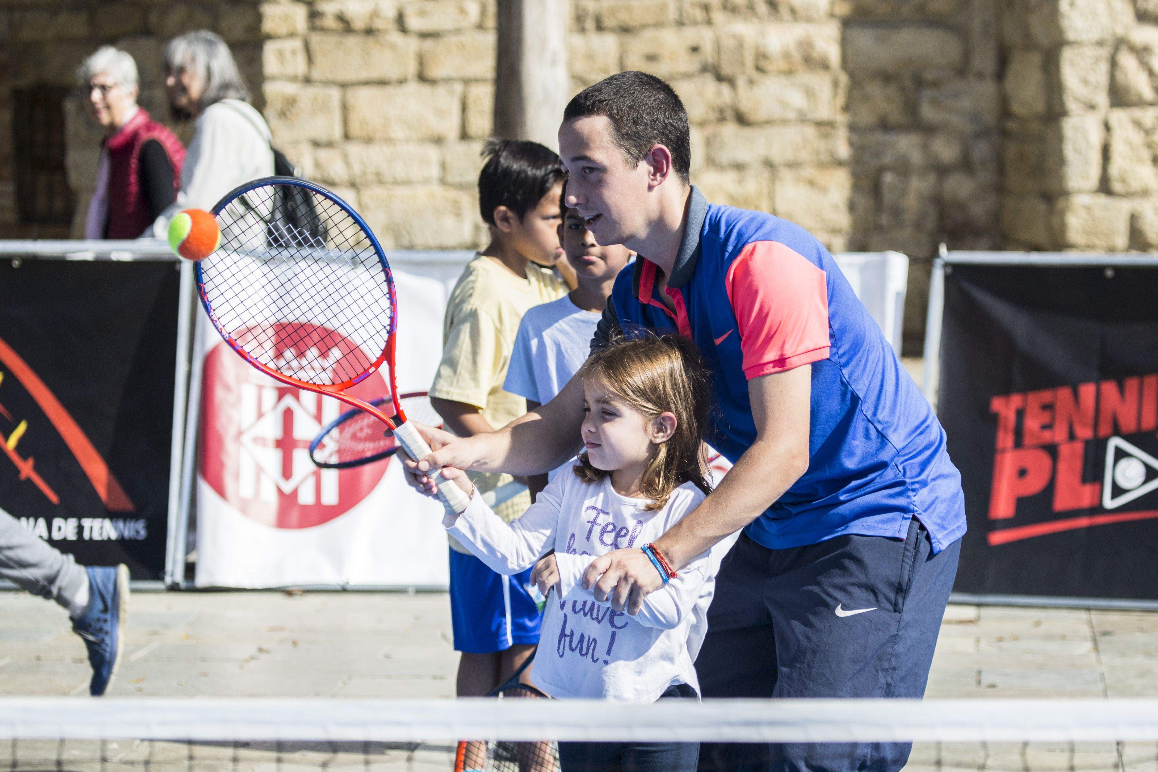 Activitat de tennis al carrer. FOTO: Ángel Bravo
