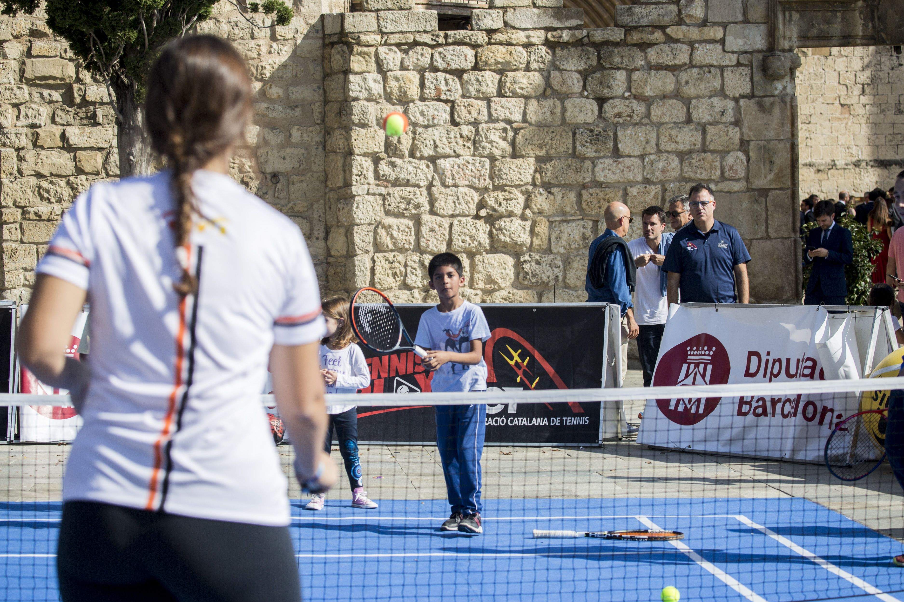 Activitat de tennis al carrer. FOTO: Ángel Bravo