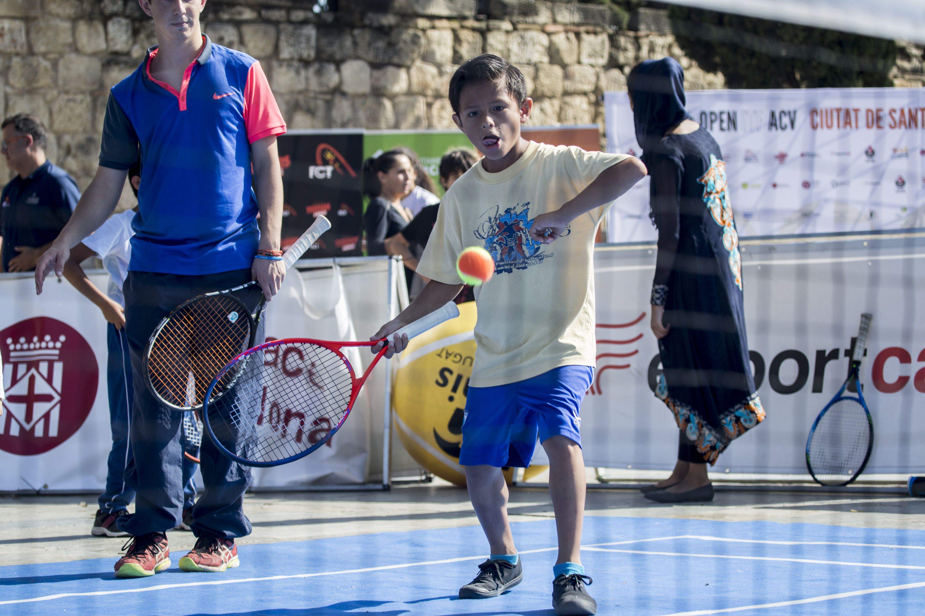Activitat de tennis al carrer. FOTO: Ángel Bravo