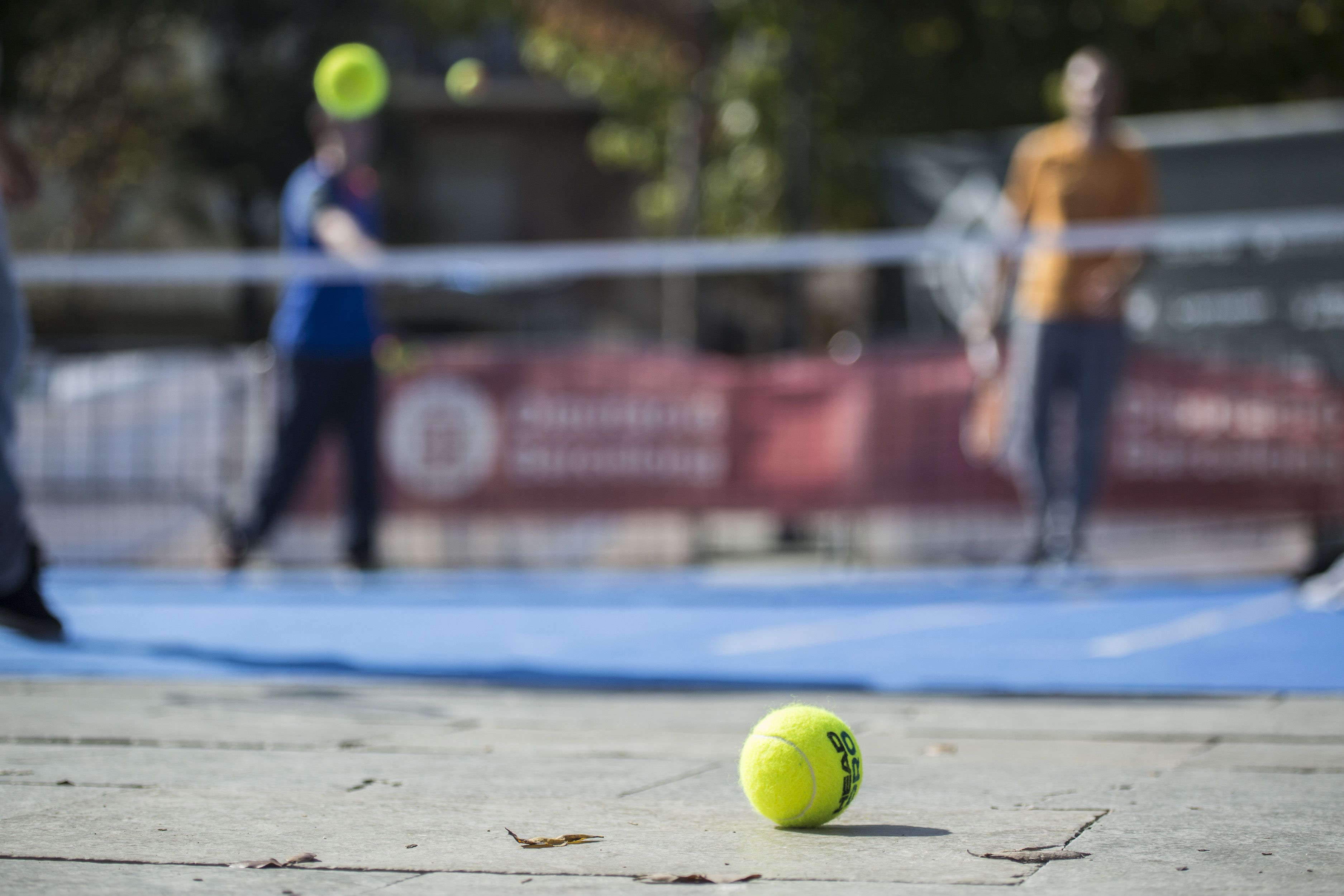 Activitat de tennis al carrer. FOTO: Ángel Bravo