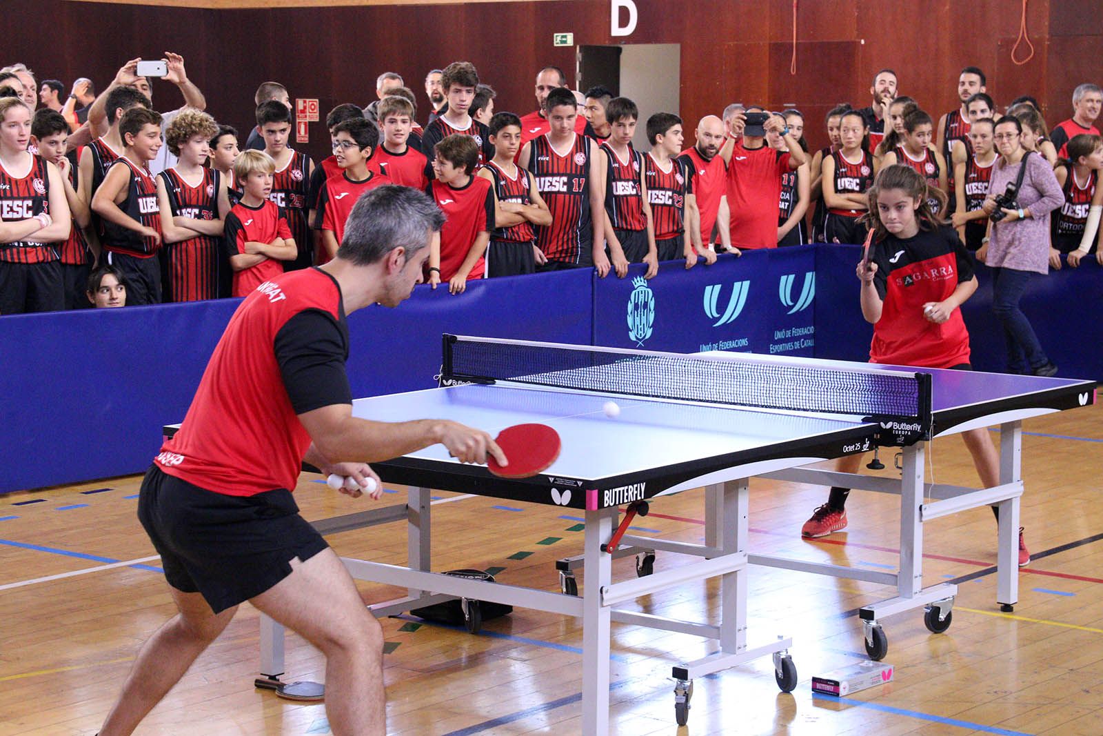 Un partit de tennis taula de la UESC. Foto: Lali Álvarez